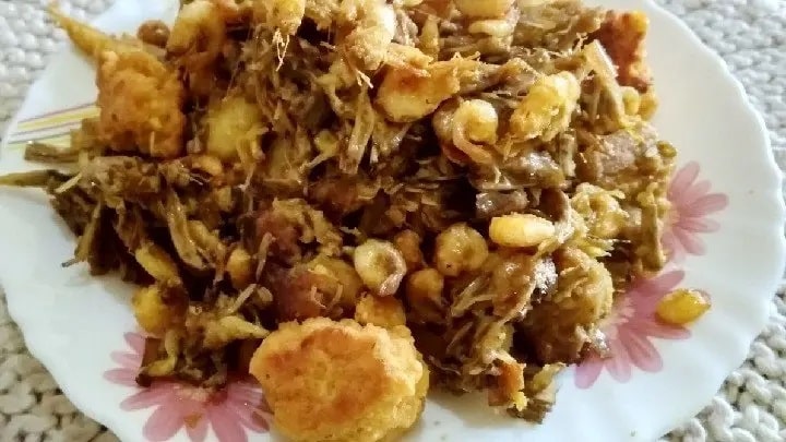 চিংড়িতে কলার মোচা ঘণ্ট