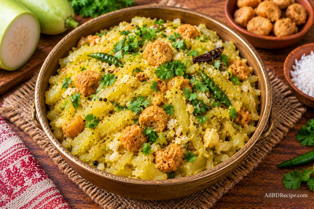 লাউয়ের ঘণ্ট: নারকেল ও বড়ি দিয়ে হালকা রান্না